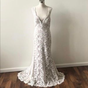 Wtoo Ivory Lace V-Neck Wedding Dress